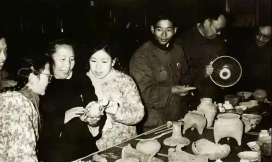 1964年寒冬的南京灵谷寺，一位瘦弱女子从塔顶纵身跃下，人们在她口袋里发现一张字