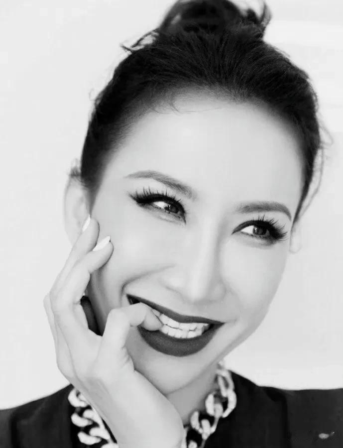 物质财富再多也未必带来幸福。
李玟的加拿大富豪老公出轨，李玟忍着原谅以后对方接二