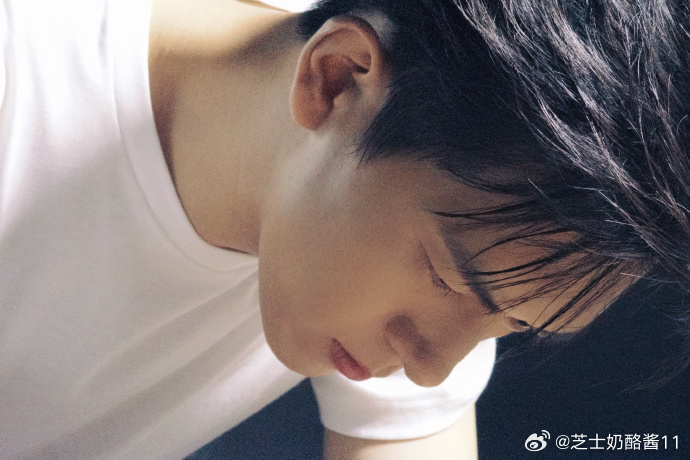 李现发了9张工作碎片李现发了9张工作碎片！哥的熟男感快要溢出屏幕了！ 