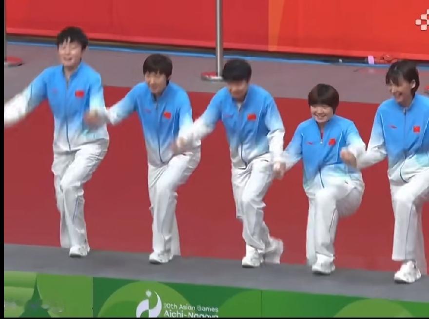 名古屋亚运会女团夺冠！3:0拿下日本队🏆
 
国乒姑娘们这身领奖服真好看，手拉