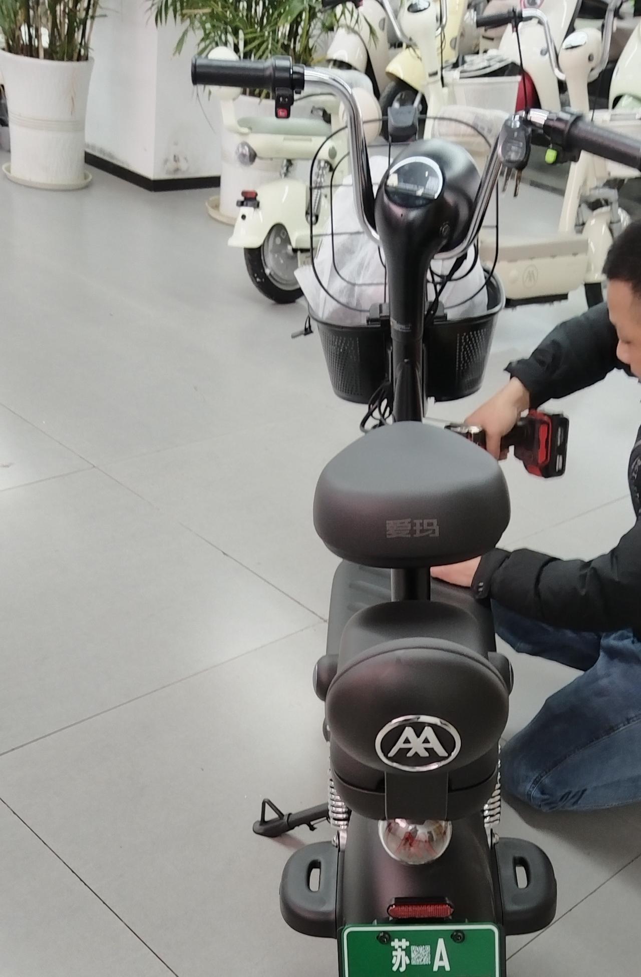 刚刚购买的爱玛电动车，座位太低，是固定的高度，而且不能调高，人坐在电动车座上，大