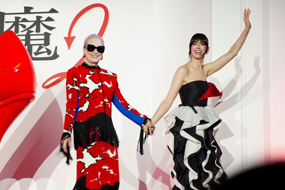 梅丽尔·斯特里普、安妮·海瑟薇出席《穿普拉达的女王2》东京首映礼，本周五会来上海