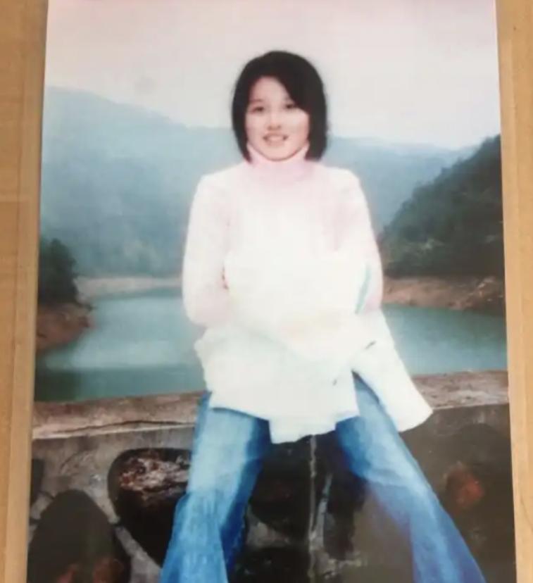 2004年，福建女大学生蔡伟娟在校园里“凭空蒸发”。为了找她，原本家产千万的富豪