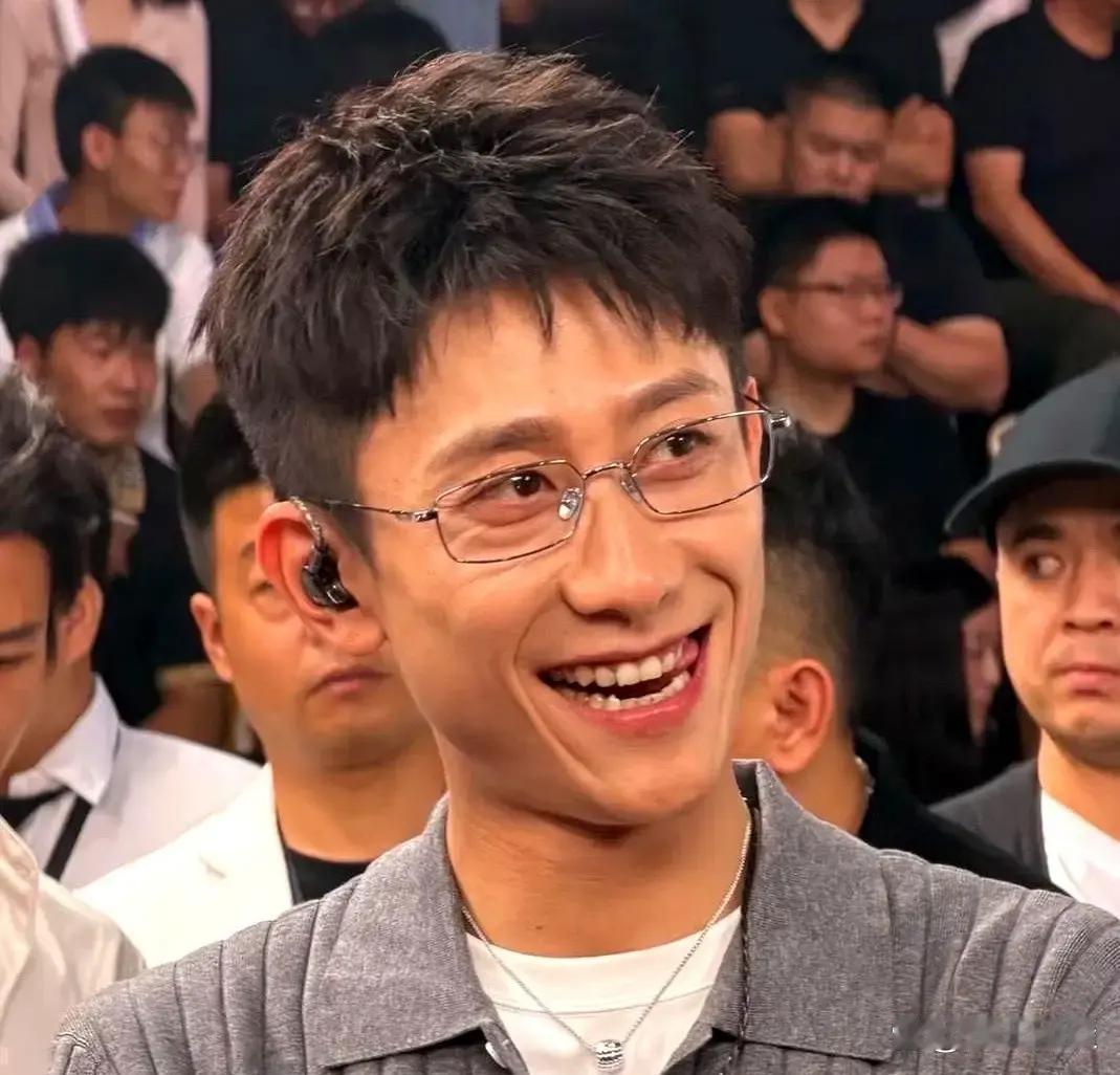 同样从《家有儿女》那个客厅里走出来的童星，如今一个把名气盘成了商业版图，一个把演