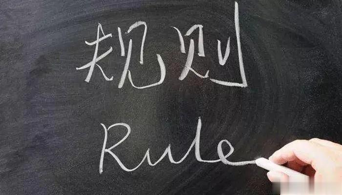 你们冤枉人家了，人家在给荷塘施肥呢，笑容满面是对自己的施肥工作非常满意的表现，切