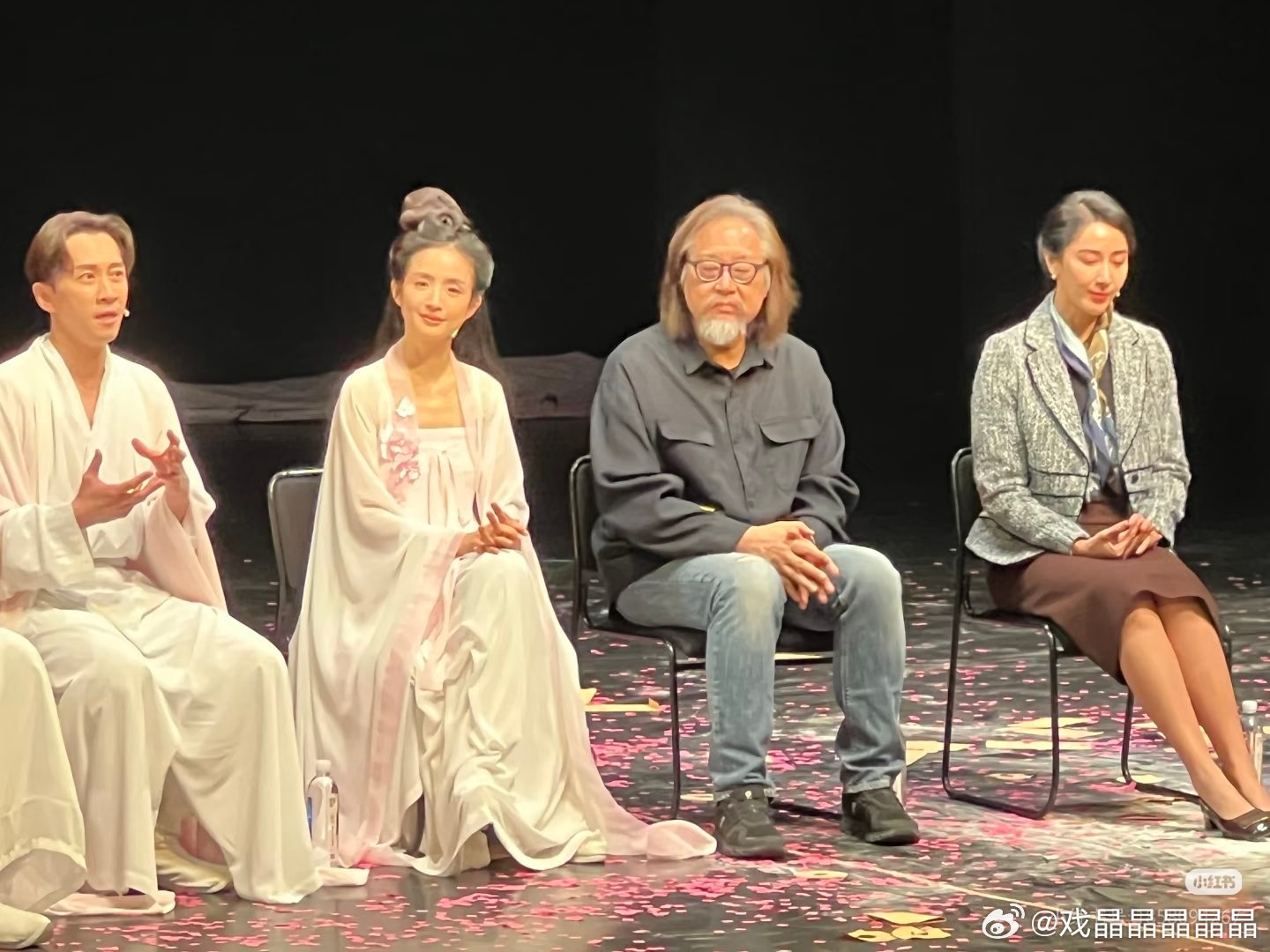 林依晨最近在演暗恋桃花源话剧，她真的是一点点从偶像剧演员往实力派那边蜕变的，就是