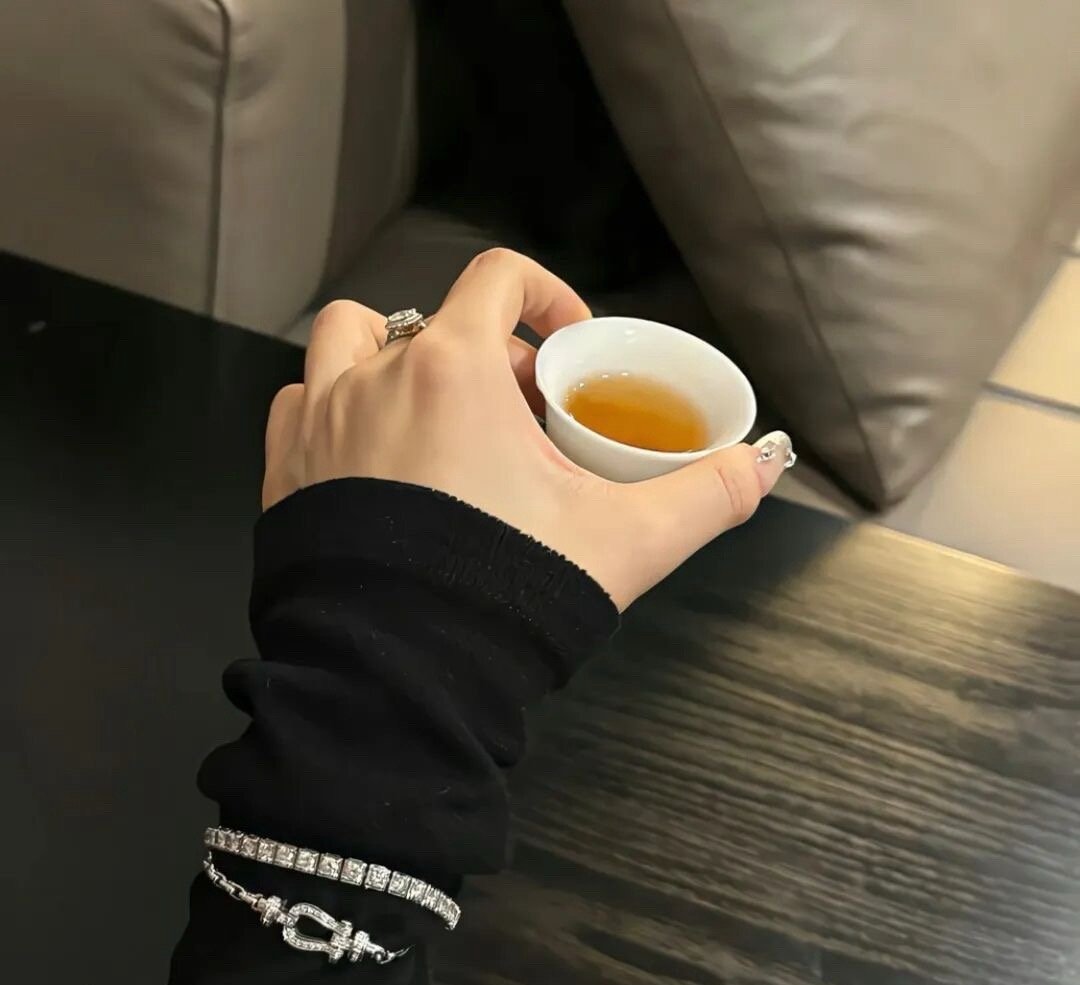 人总是喜欢说反话 试图得到对方的挽留和安慰 结果对方往往扭头就走 视若无睹 好蠢