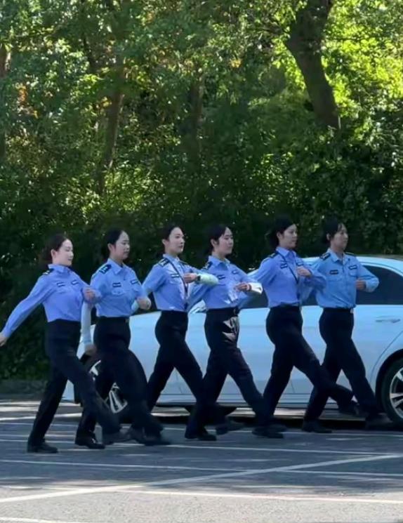 这么热的天，警察也出早操！