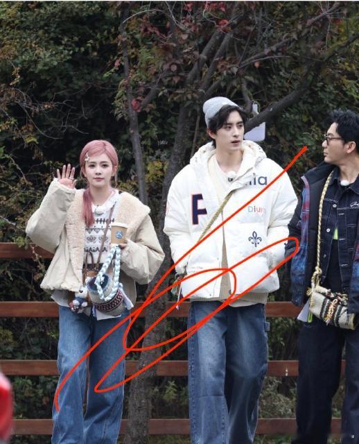 白鹿敖瑞鹏今日同框白鹿粉发羊羔毛look 白鹿敖瑞鹏今日同框，白鹿粉发羊羔毛lo