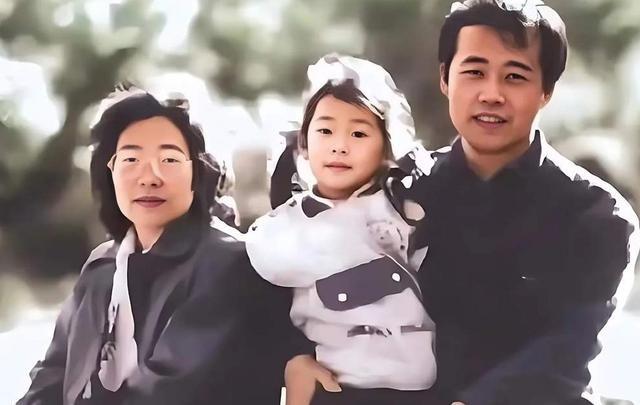 王石与田朴珺的高调姿态，时常将舆论的视线拉回到他与前妻王江穗的过往。公众对其“成
