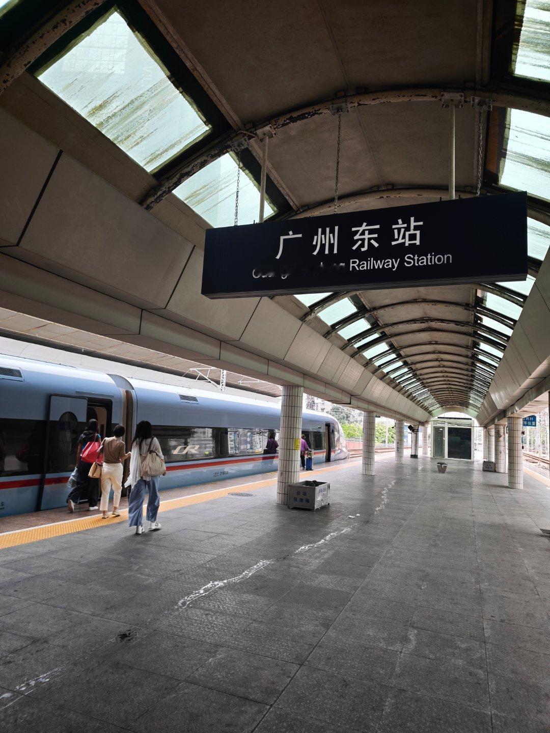 拖着疲惫的身子，先把孙女送上幼儿园。再去东站，前往香港出差。好累呀，心累，好苦。
