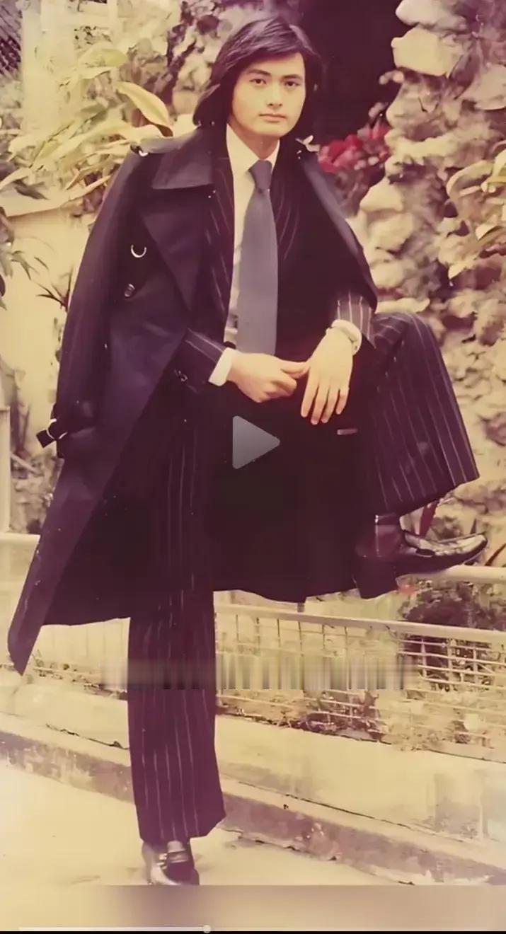 这张脸注定是老天爷赏饭吃的人，周润发1955年出生在南Y岛小鱼村，家庭贫寒兄妹四
