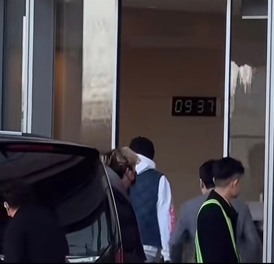 王楚钦出征南京乒超总决赛！香港赛带伤退赛的遗憾，要在南京圆满收尾啦～虽然背伤还在