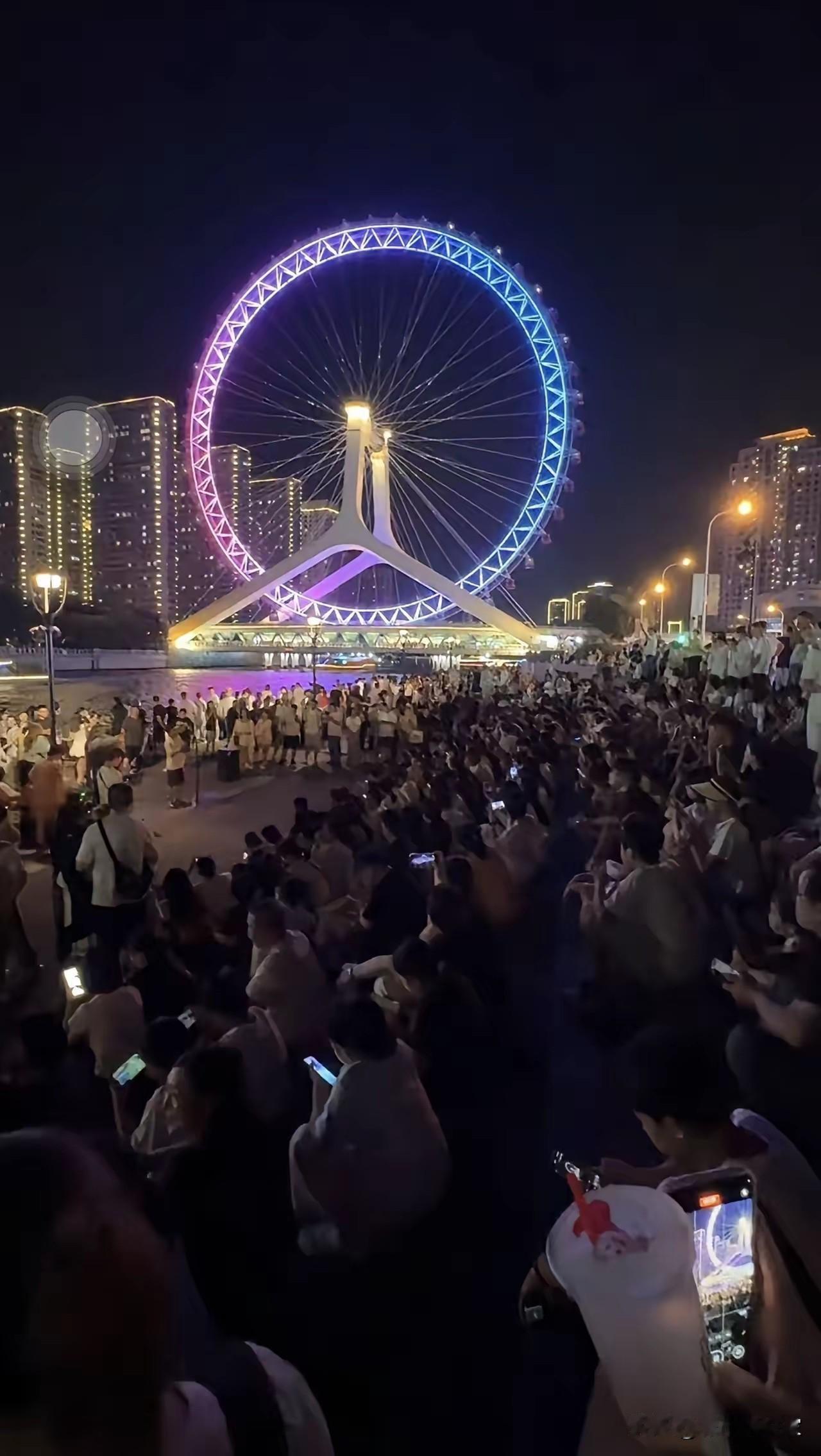 天津的网友来说一下呢，海河的亲水平台真装护栏了吗？

天津网友说晚上10点依旧人