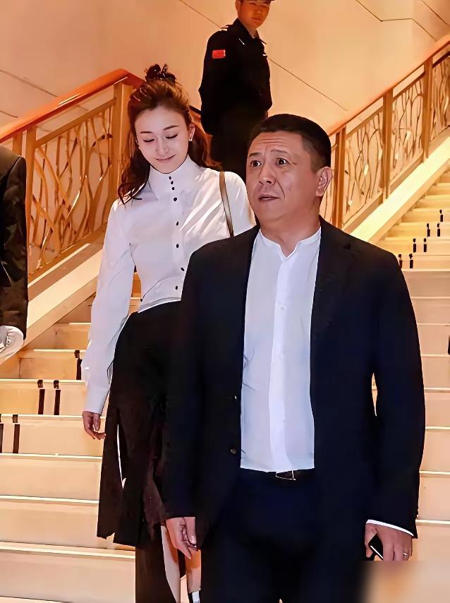 别感动了。全网疯传的那盘“17岁辣子鸡”，根本不是纯爱发酵的童话。
我告诉你真