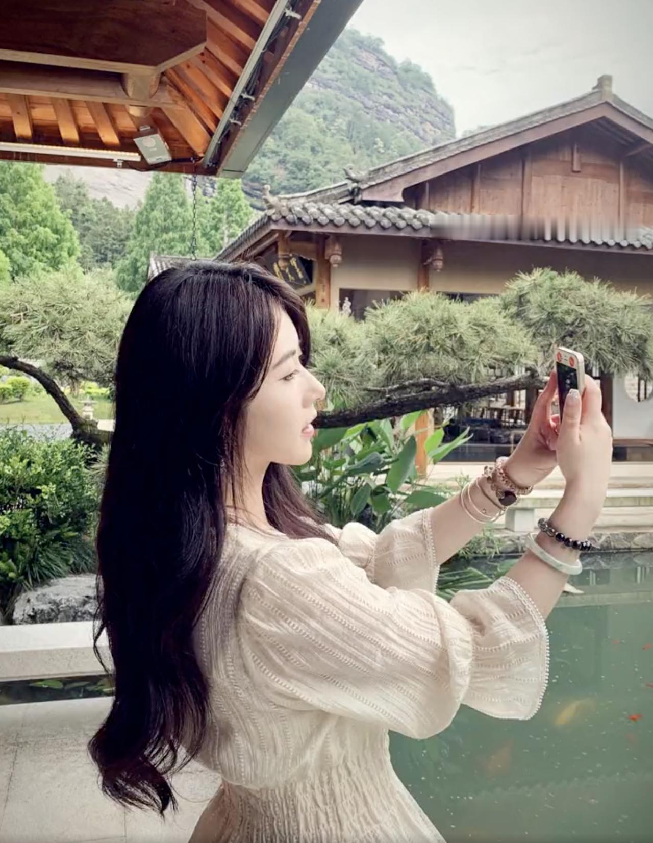 有一天，妻子做饭的时候发现家里没有十三香了，于是想到对面邻居王姐家借一点。王姐拿