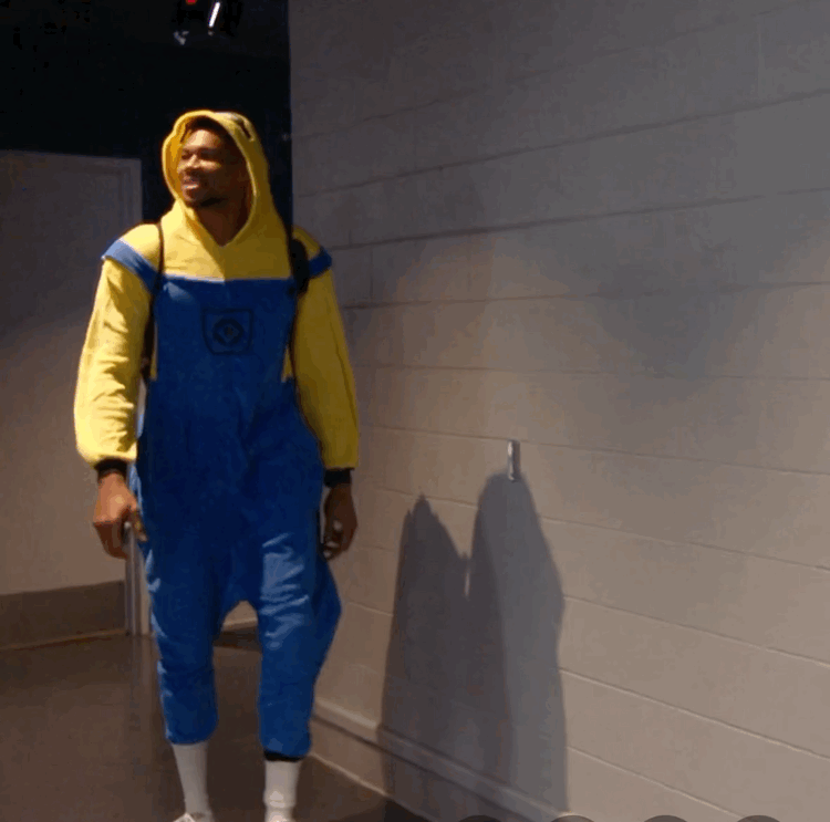 没想到字母哥也因伤休战，难得不比赛，今天这套万圣节服装真是太可爱了！

在今天雄