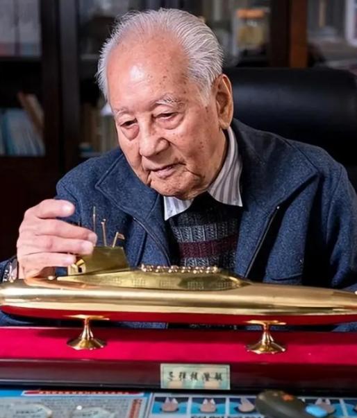 1988年，“中国核潜艇之父”黄旭华，在南海做深潜试验时，顺道回了趟家，探视自己