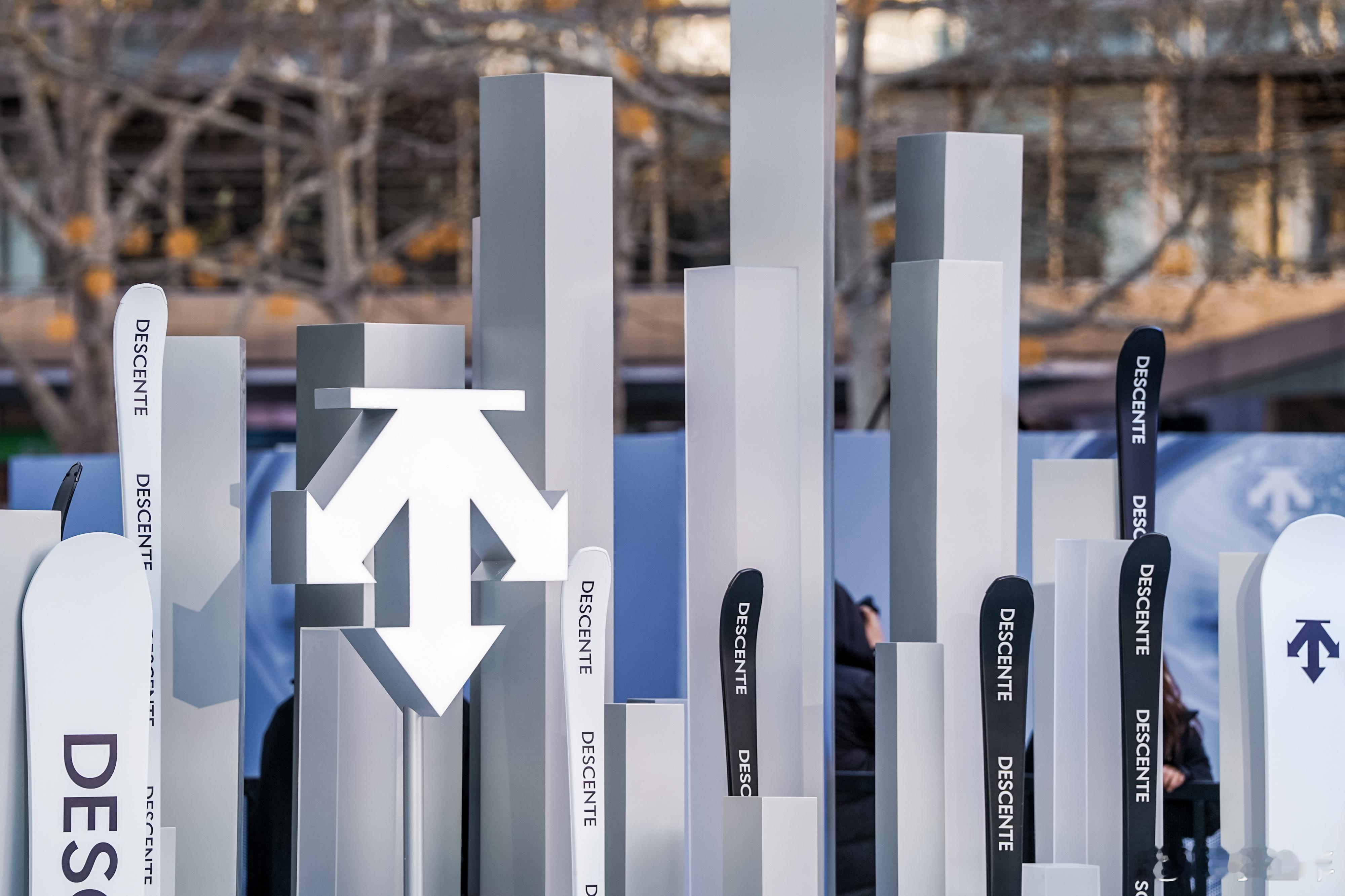 迪桑特中国国家队雪服首秀北京华贸，迪桑特大秀。中国国家高山滑雪队的全新雪服在光束