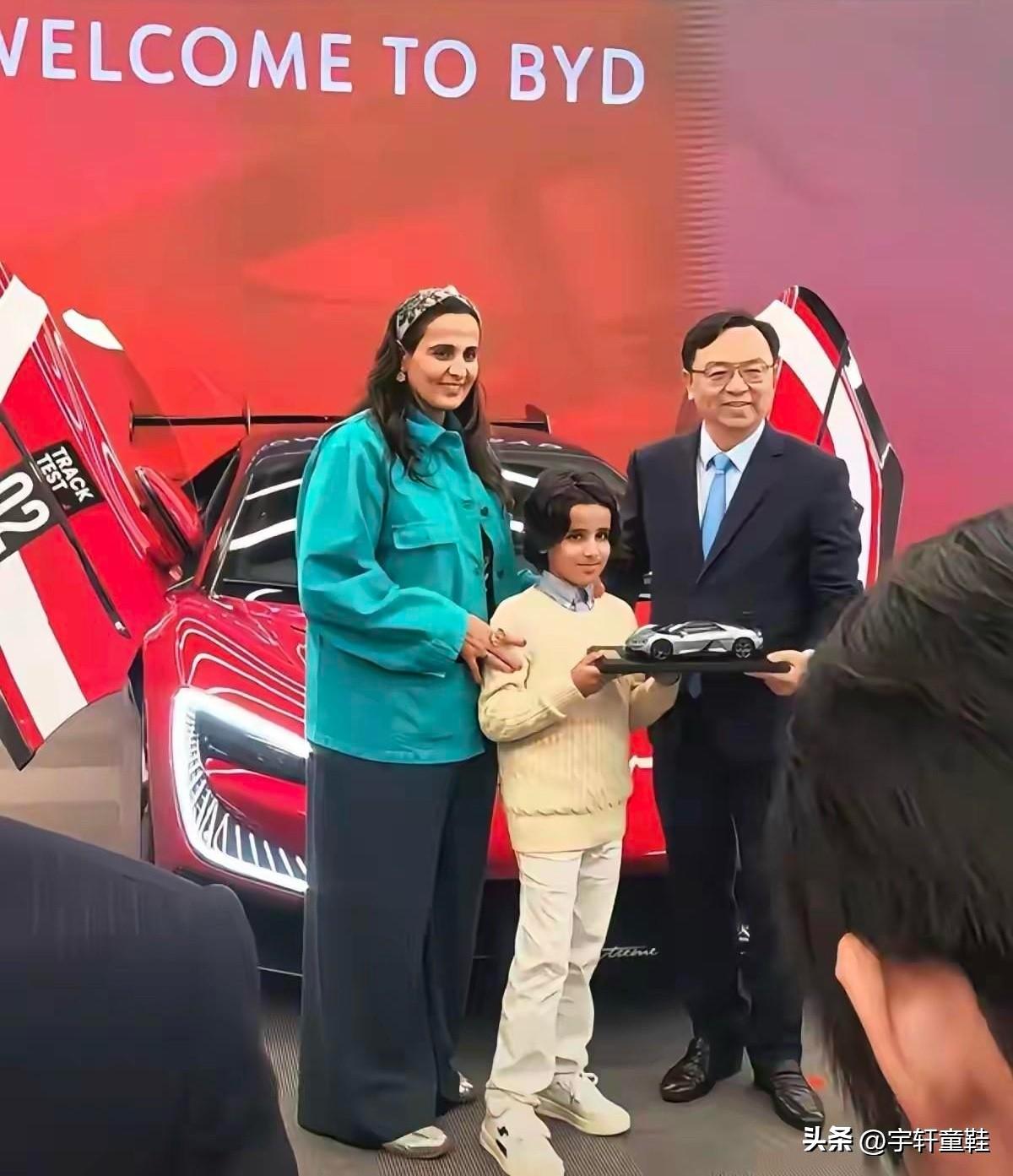 比亚迪：就想问问，还有谁？
友商：看吧，又要开始吹牛了！
前有约旦王妃开比亚迪唐