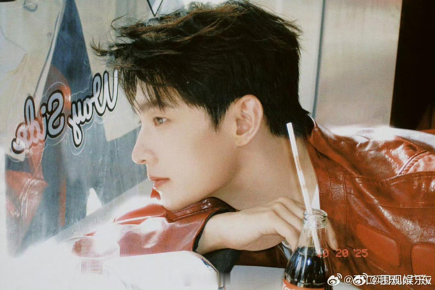 杨洋带着行李箱离开剧组杨洋带着行李箱离开不让江山剧组 真的辛苦了，好好休息吧 