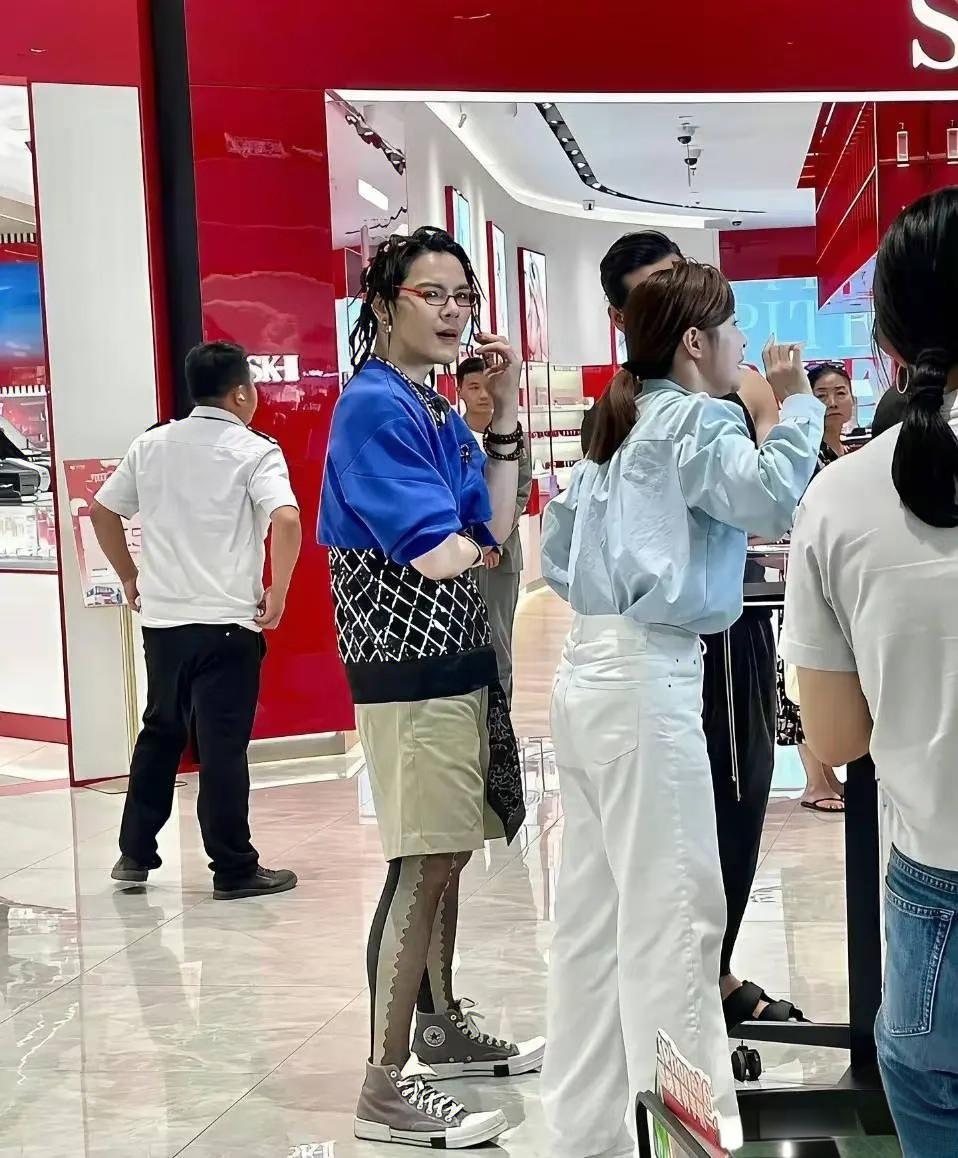 一个男的，
还是明星，
为什么要穿成这样？