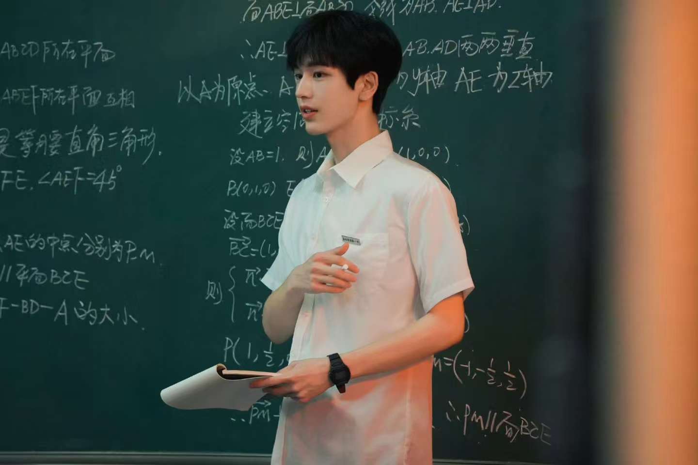 张凌赫手拿粉笔张凌赫少年用勇气解答张凌赫手拿粉笔，少年用勇气解答题[鼓掌][鼓掌