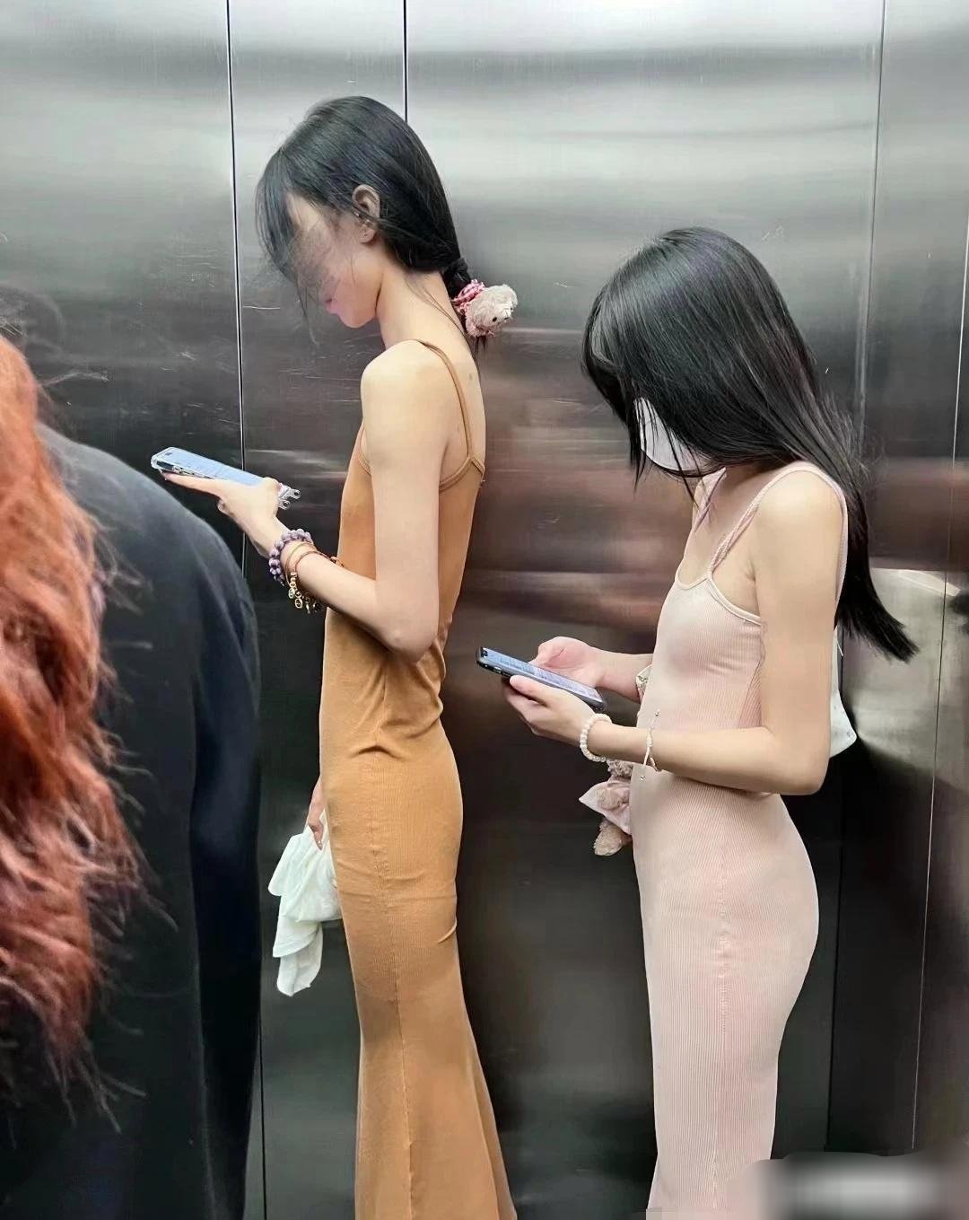 高个女孩的手链挺好看的，头花也有点萌。 