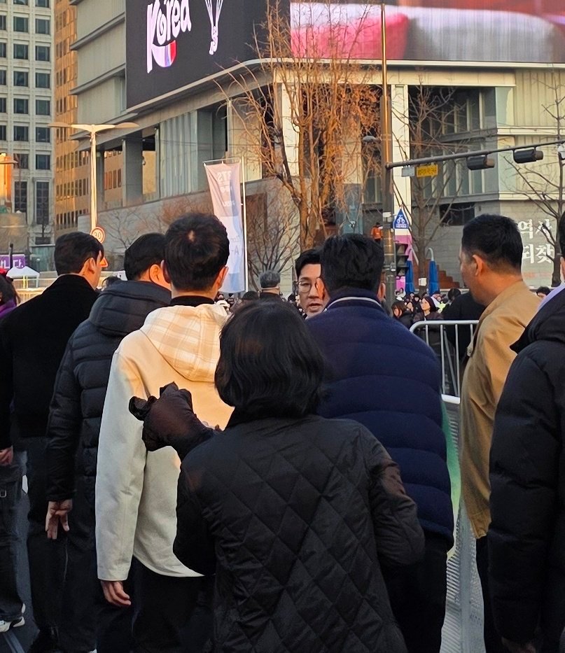 来到光华门防弹公演现场的方时赫 