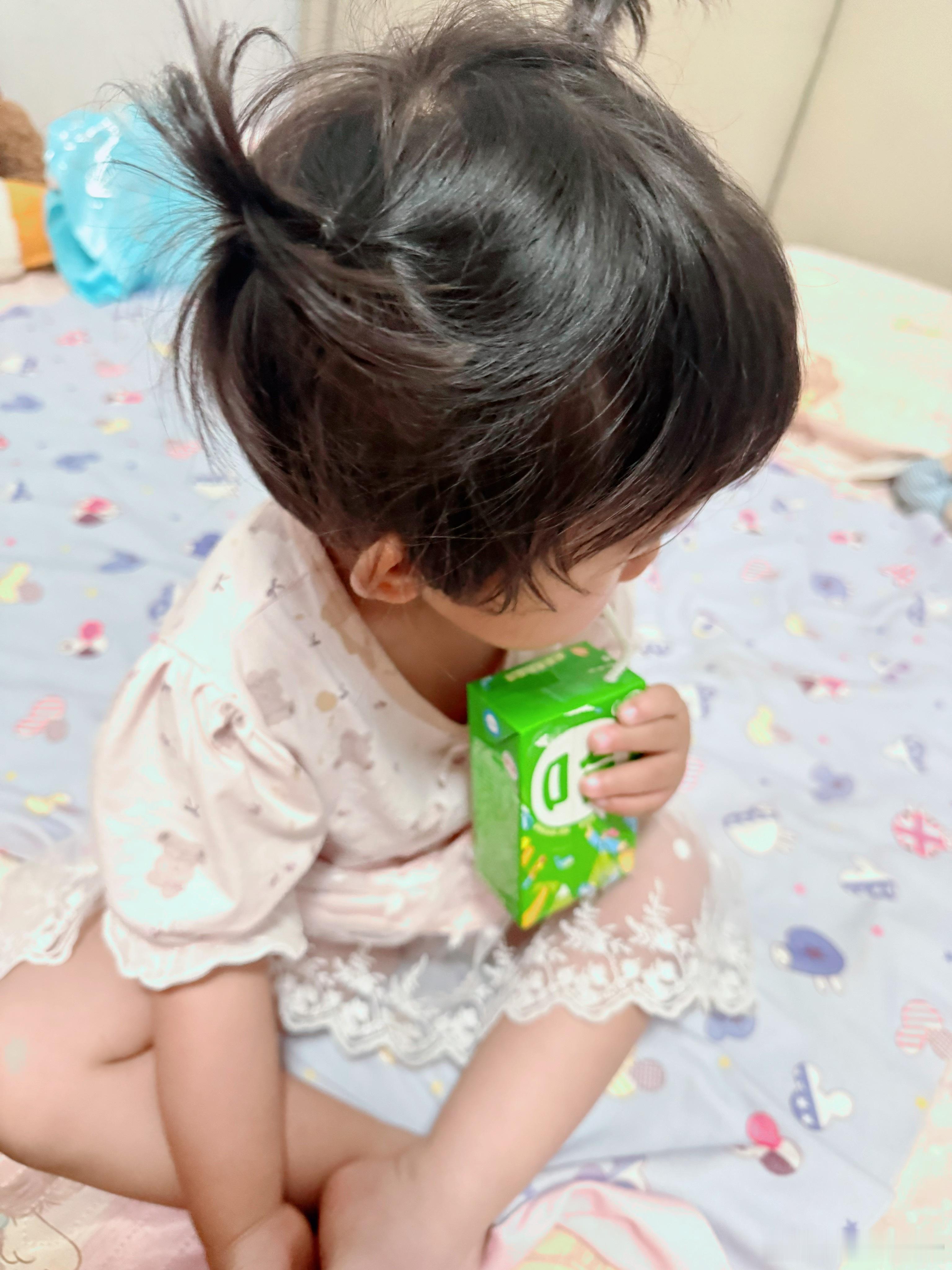 可能她也在想为什么妈妈不给我沏奶粉让我喝这种饮料，哎一言难尽，又要对不起她了(๑