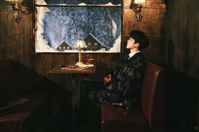 黄子弘凡最冷的地方跳最热的舞别人裹棉袄他穿舞台装，在冰天雪地里跳出火一样的热情，