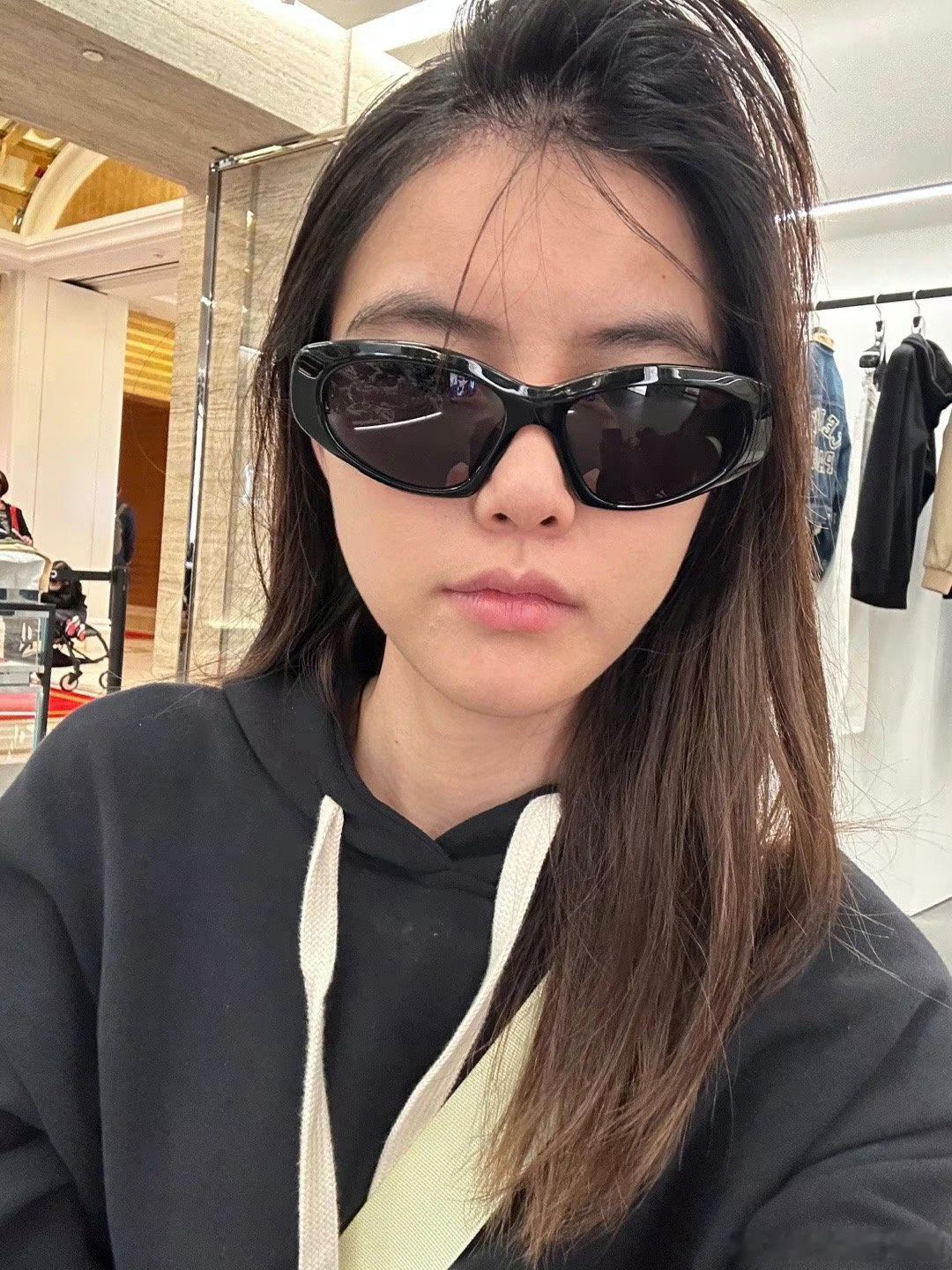 苏醒老婆廖语辰晒家宴照片，她和大姐长得很像，姐妹俩中泰混血都很漂亮。 ​​​