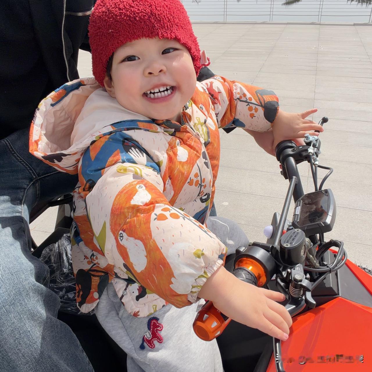 昨晚上可给我心疼坏了，雪宝被妈妈训的哇哇哭。

我正在家待着呢，就听见门外传来雪