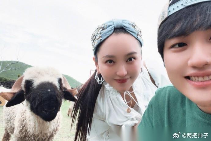 6月22日，金莎晒出自己和羊驼的合影说：“终于有张照片拍出我的真实身高了，我真不