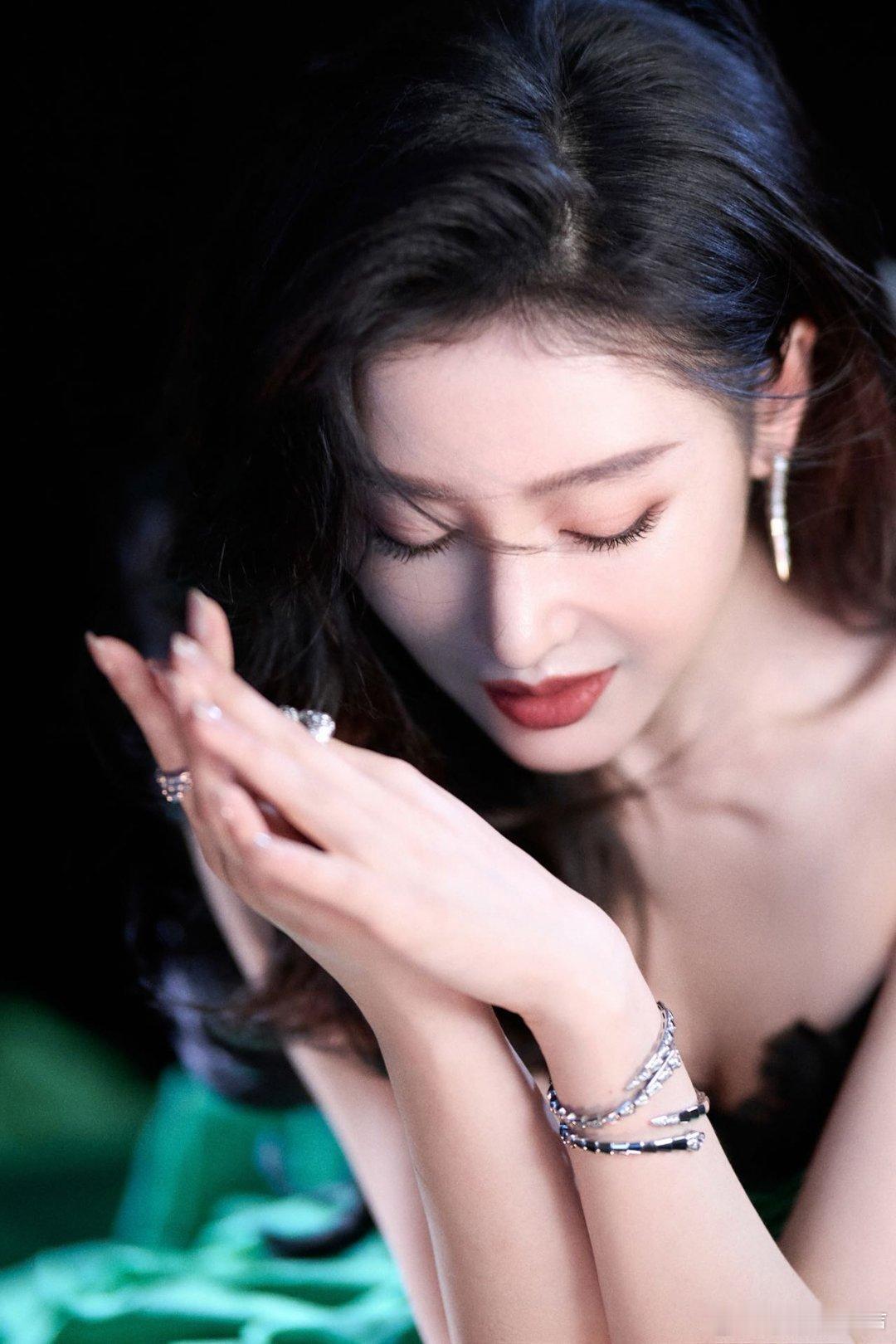 张天爱绿裙雨中氛围感拉满，雨滴与裙摆相得益彰，妆造明艳动人又仙又飒，五一《森中有