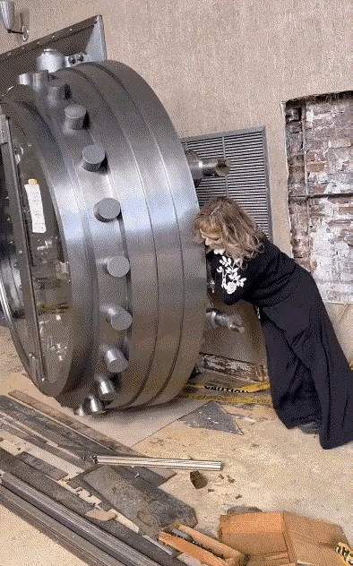 你见过银行金库的门吗？看着就很安全的样子～🤩