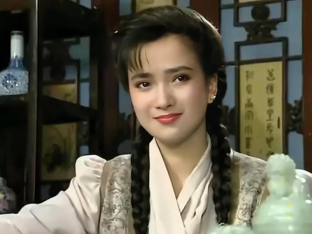 哪个女明星的美貌让你印象深刻?何晴，仿佛从古代仕女图中走出的佳人，令人陶醉不已。