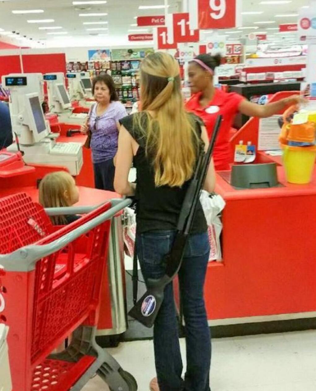 美国人去商店购物和其他国家的人有什么不同呢？图中只是一个普通的美国妈妈，带着孩子