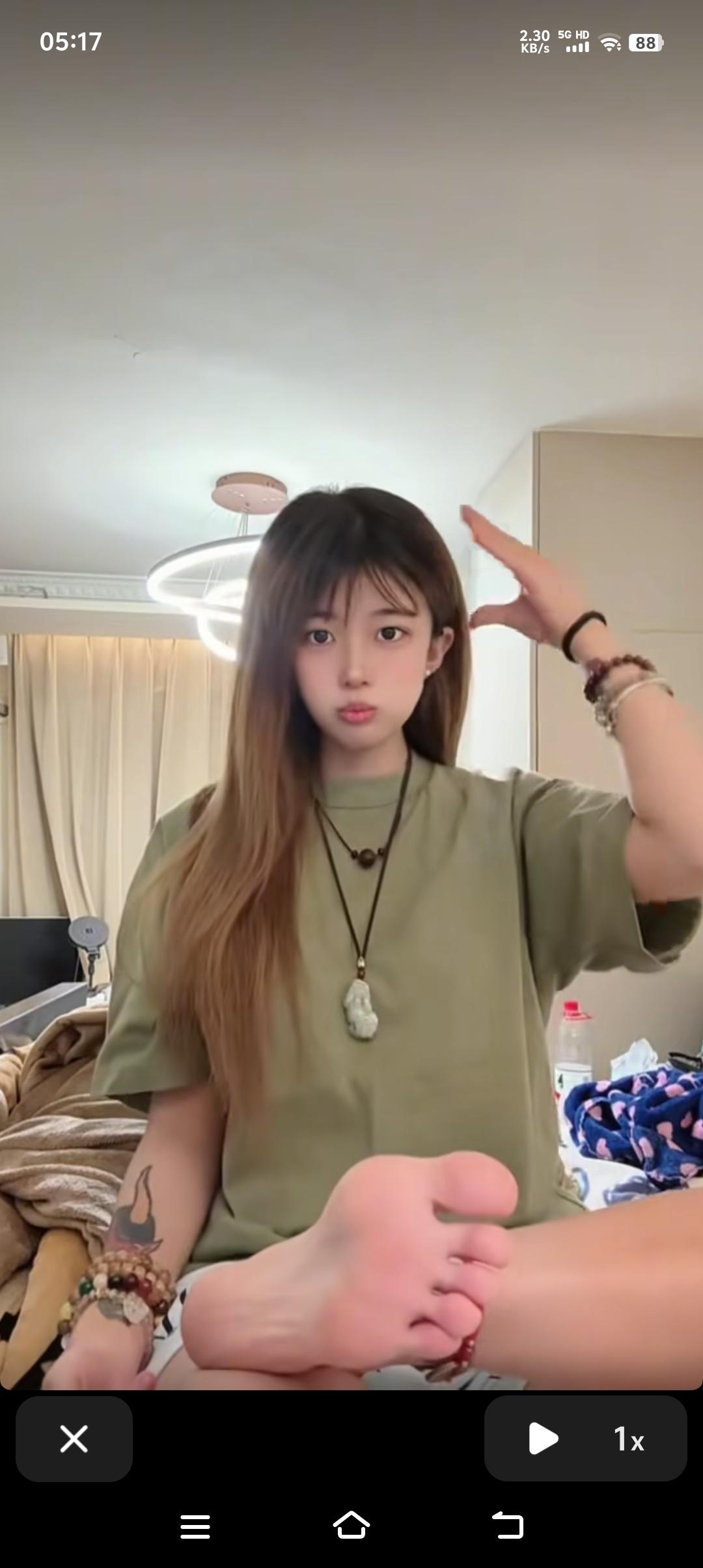 女孩对着镜头摆出可爱的姿势。少女心拍照姿势 少女感拍照姿势 仰头舒展之美女 少女