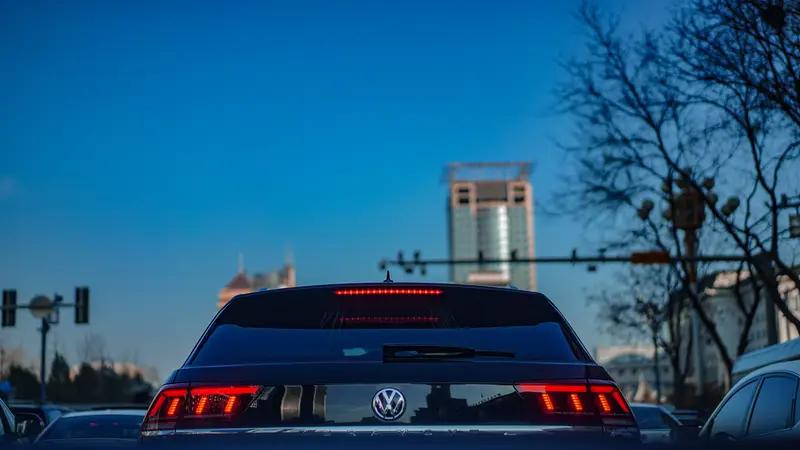 小鹏和大众合作能持续多久还真不好说。从好处看，大众在传统汽车领域根基深厚，有强大