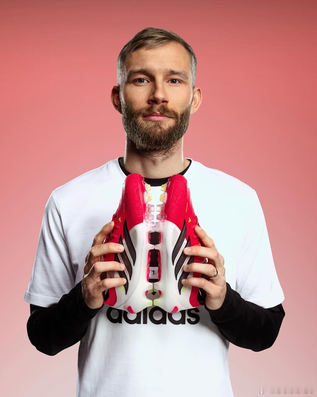 拜仁球員與前球員穿上adidas新球鞋，好漂亮🔴⚪️ 