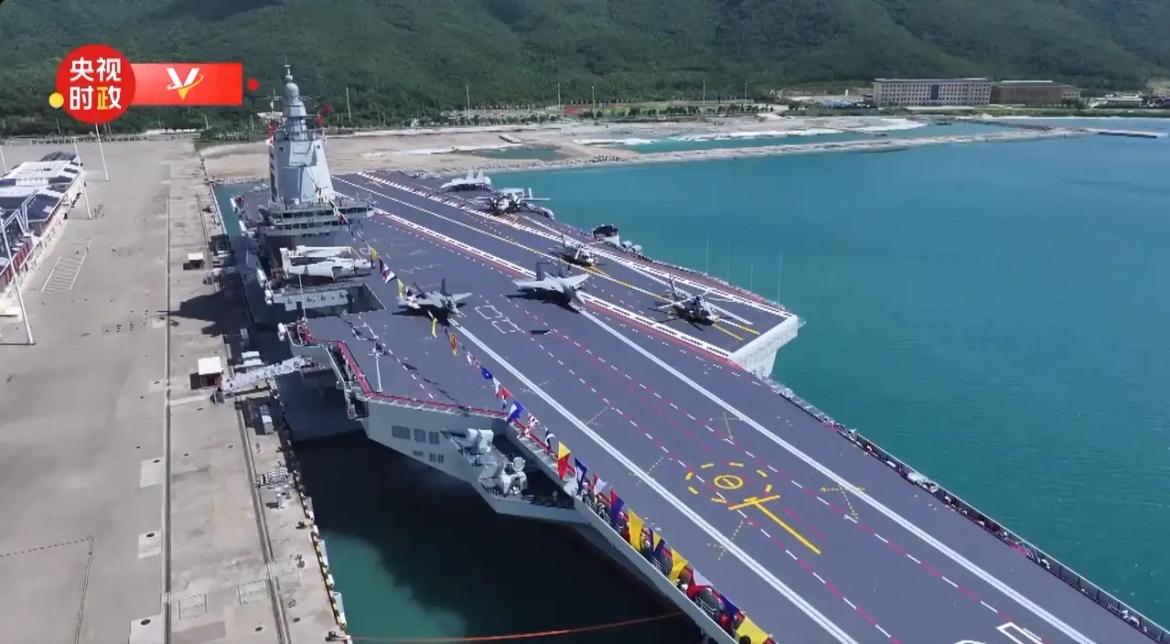 福建舰，全球首艘“常规动力配电磁弹射”的航母，就这么入列了！这操作相当于用家用车