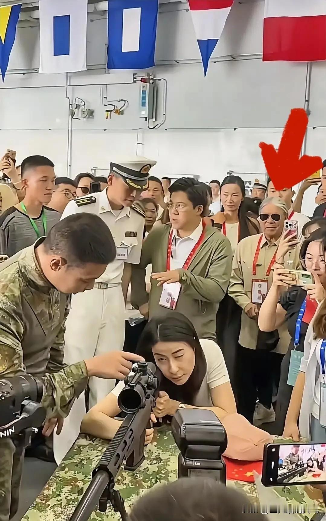 看到这张照片，你是不是对郭晶晶更刮目相看了！
在一次参观中，郭晶晶正在学习机枪的