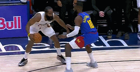 哈登米切尔连进关键球哈登加盟骑士后2连胜 今天第四节最后时刻，哈登投进关键三分，