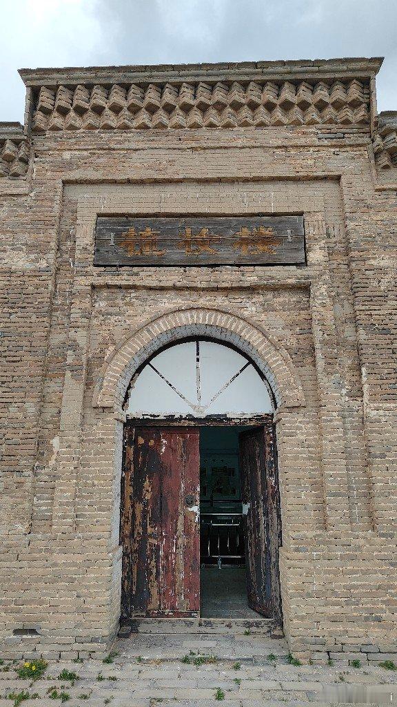 中国境内仅存的7座蒙元时代王侯贵族墓之一。曾被误以为是辽代萧太后梳妆楼长达一千年
