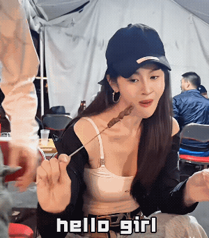 姐姐面不改色的咬了一口小蒜，反差就这样简单![捂脸]