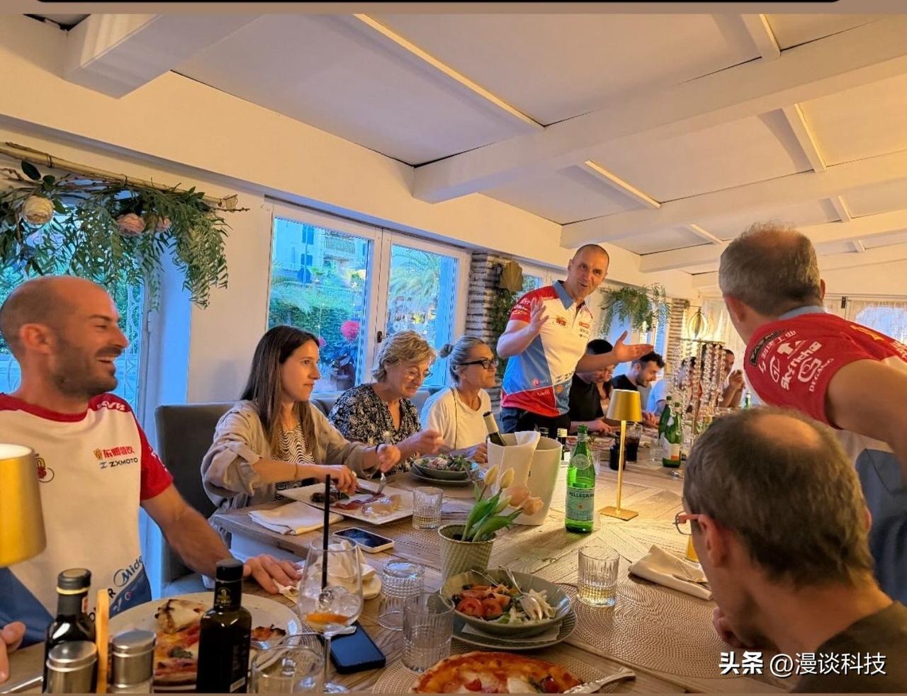老外心态就是好，53号车手瓦伦丁·德比斯赛后正愉快享受生活，该吃吃，该喝喝，这才
