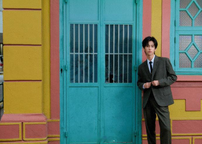 林子烨已经不是小孩哥了西装造型把贵气和少年感都拿捏了 14岁的颜值就这么能打，林