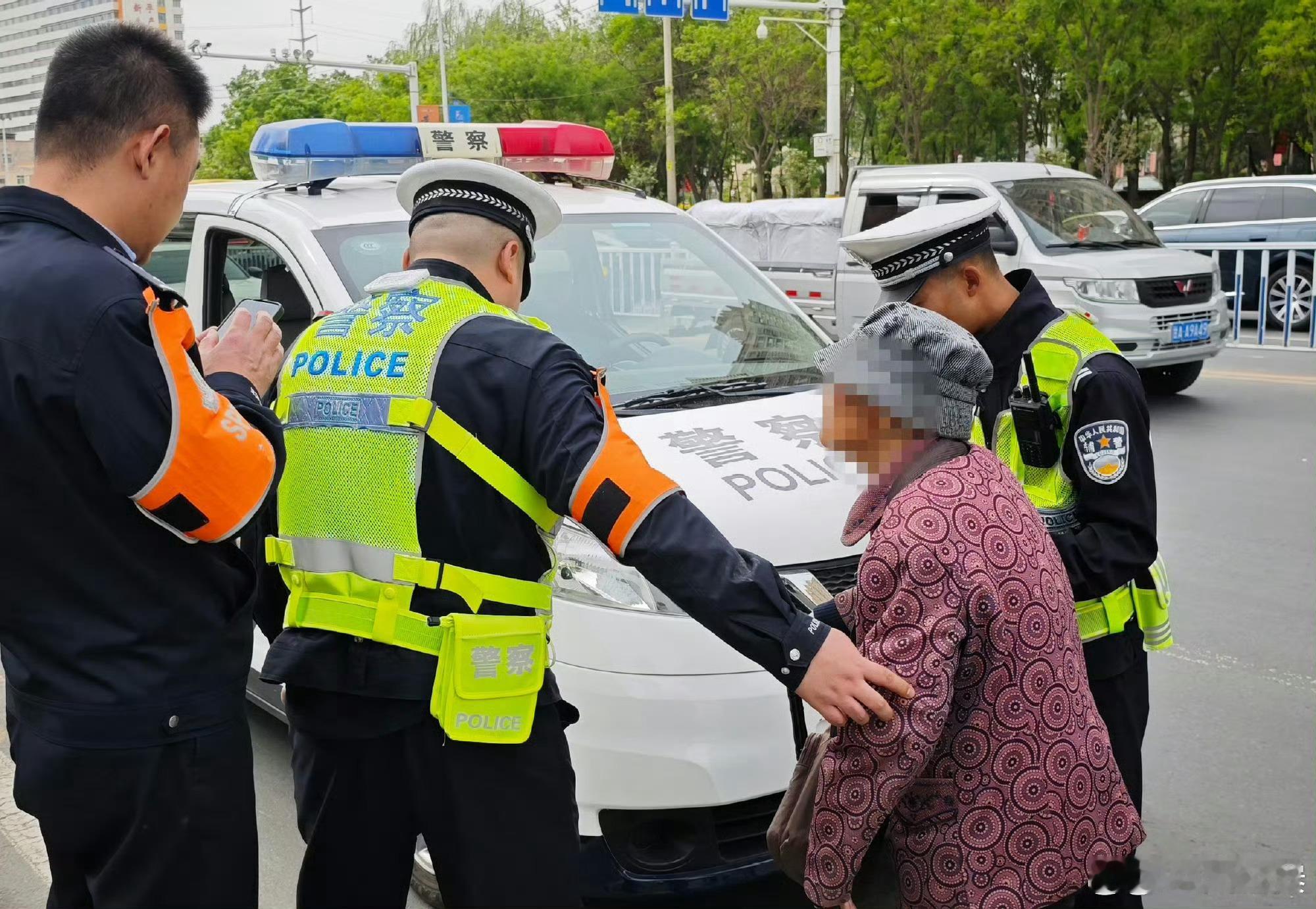 兰州公安交管雁滩大队暖心护老 【车流中的紧急守护】  近日，兰州公安交管雁滩大队