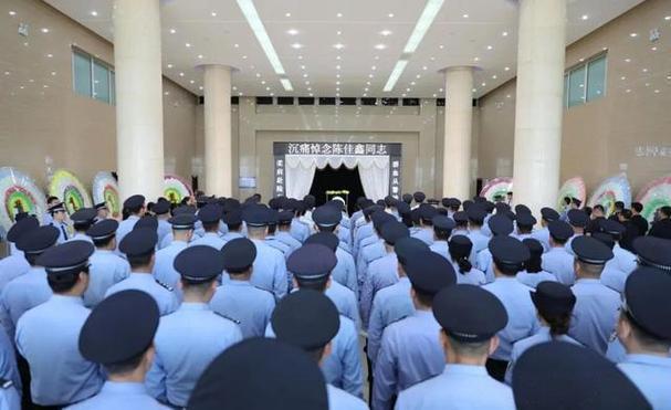 30岁的包头女警陈佳鑫，在处置跳楼轻生警情时，见当事人摇摇欲坠，危急时刻挺身而出